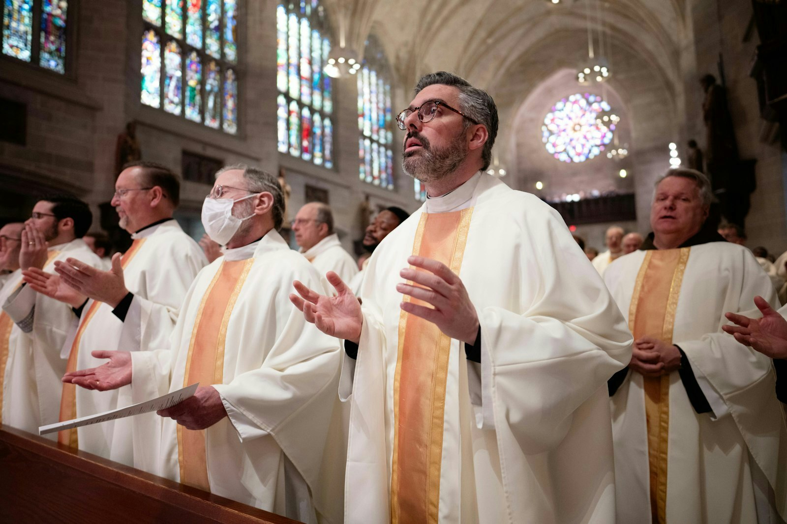 Sacerdotes de la Arquidiócesis de Detroit rezan con el Arzobispo Weisenburger durante las oraciones eucarísticas de la liturgia. Aproximadamente 250 clérigos participaron en la Misa de instalación. (Tim Fuller | Especial para Detroit Catholic)