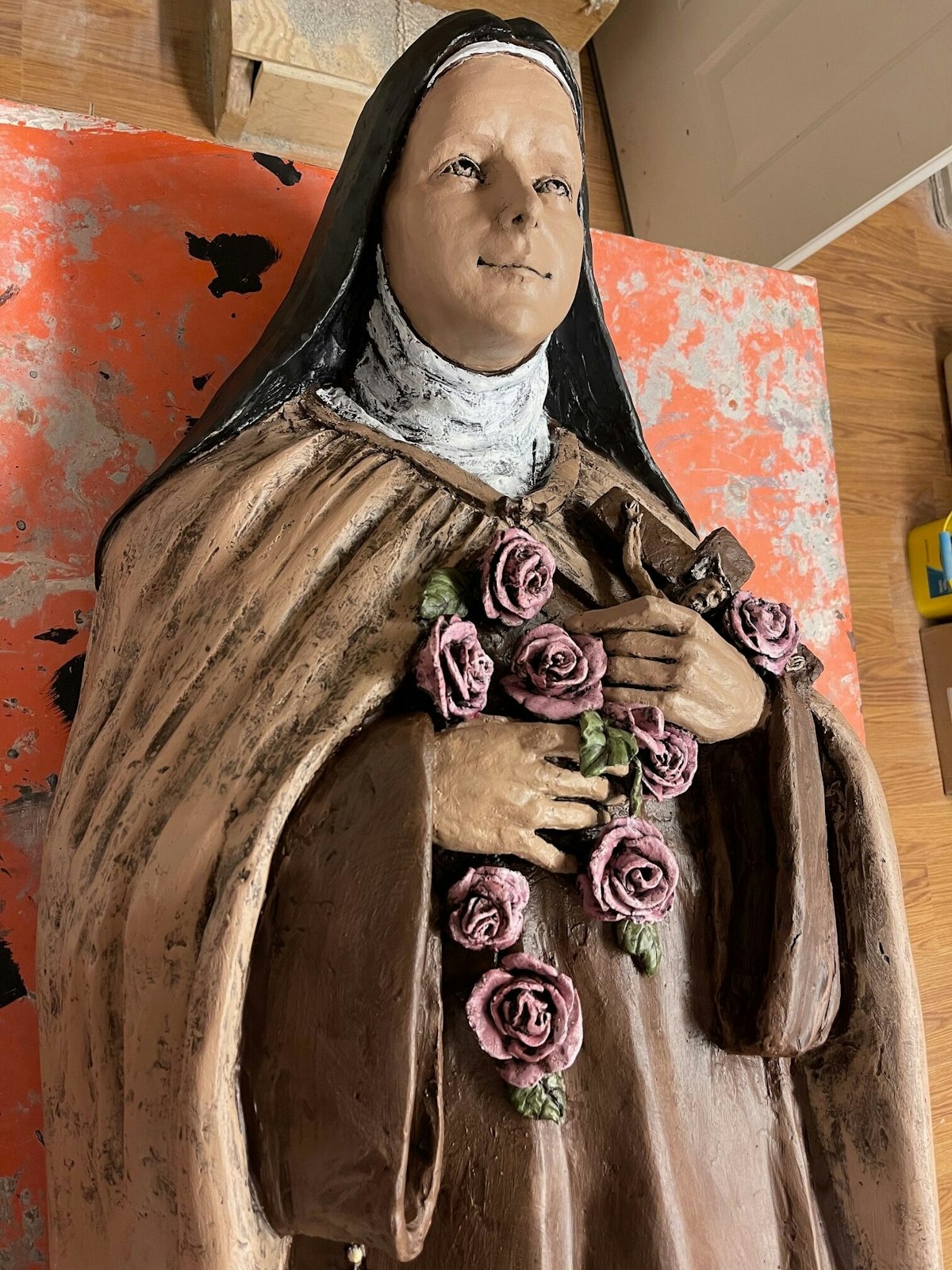 Una estatua de Santa Teresa de Lisieux creada por Suzanne Young. Durante el último año, Young se ha centrado en crear estatuas más pequeñas para hogares, oficinas y devociones privadas. (Cortesía de Suzanne Young)