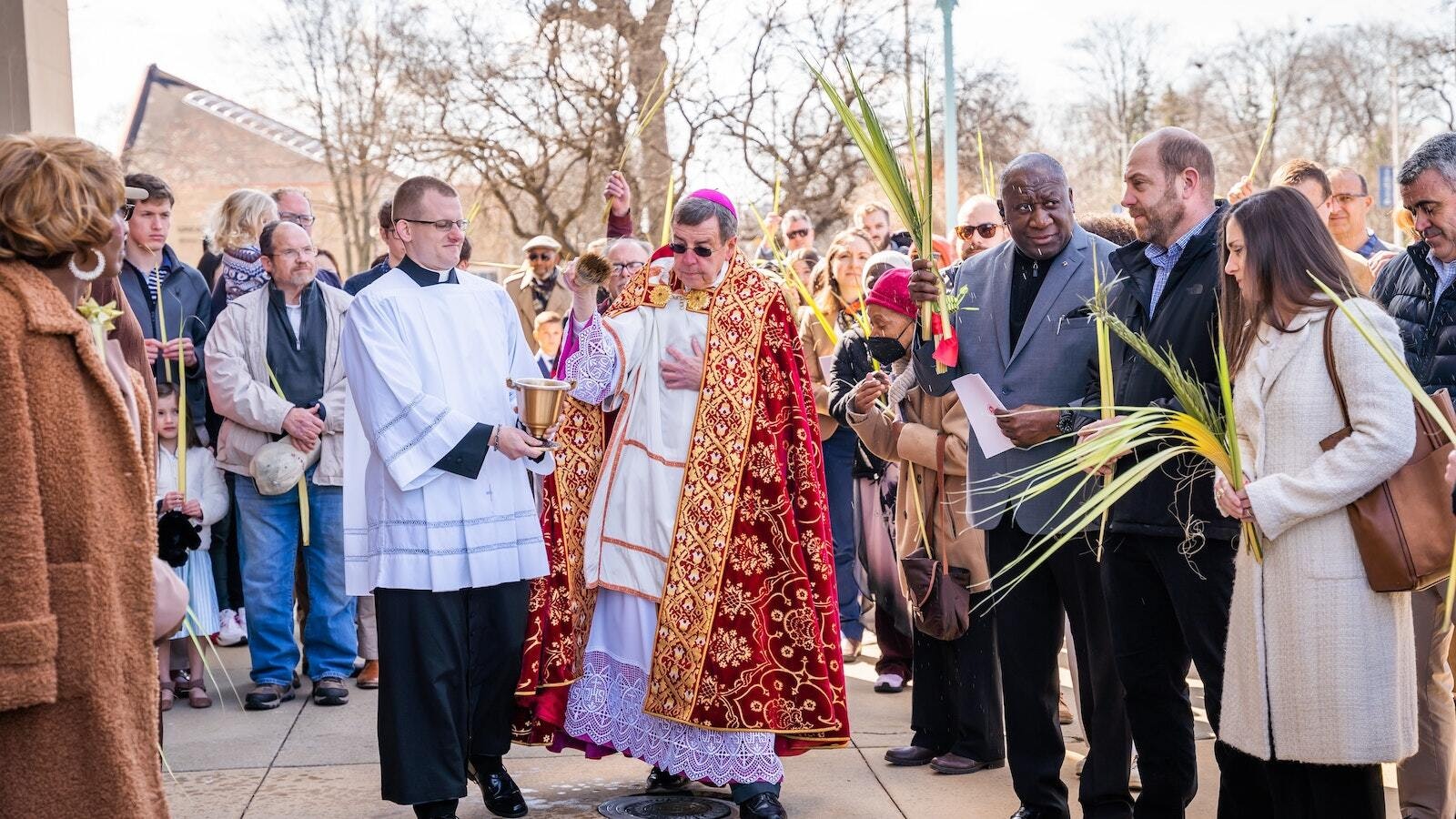 El Arzobispo Vigneron bendice palmas el Domingo de Ramos durante el inicio de la Semana Santa el 2 de abril de 2023, en la Cathedral of the Most Blessed Sacrament. (Valaurian Waller | Detroit Catholic)