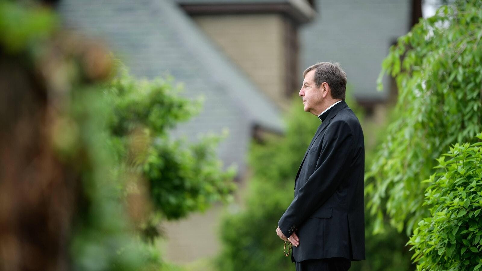 El Arzobispo Vigneron reza fuera de su residencia en Detroit. (Marek Dziekonski | Especial para Detroit Catholic)