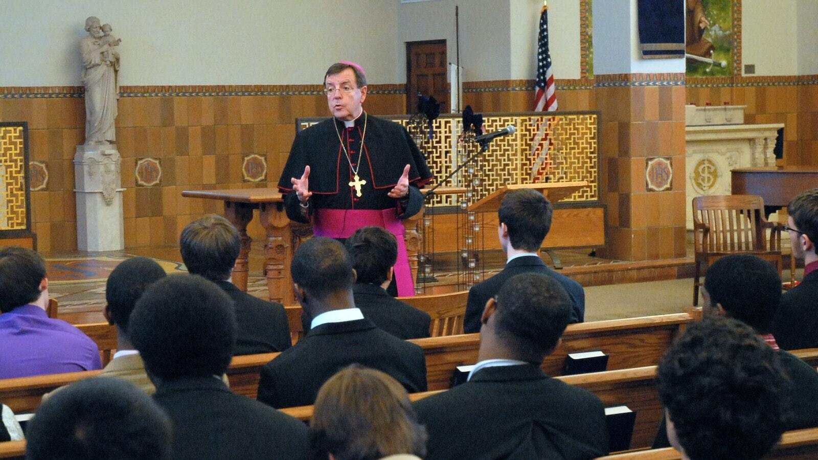 El Arzobispo Vigneron responde a las preguntas de los alumnos del último año de la University of Detroit Jesuit High School en Detroit el 18 de diciembre de 2012. (Robert Delaney | Foto de archivo de Detroit Catholic)