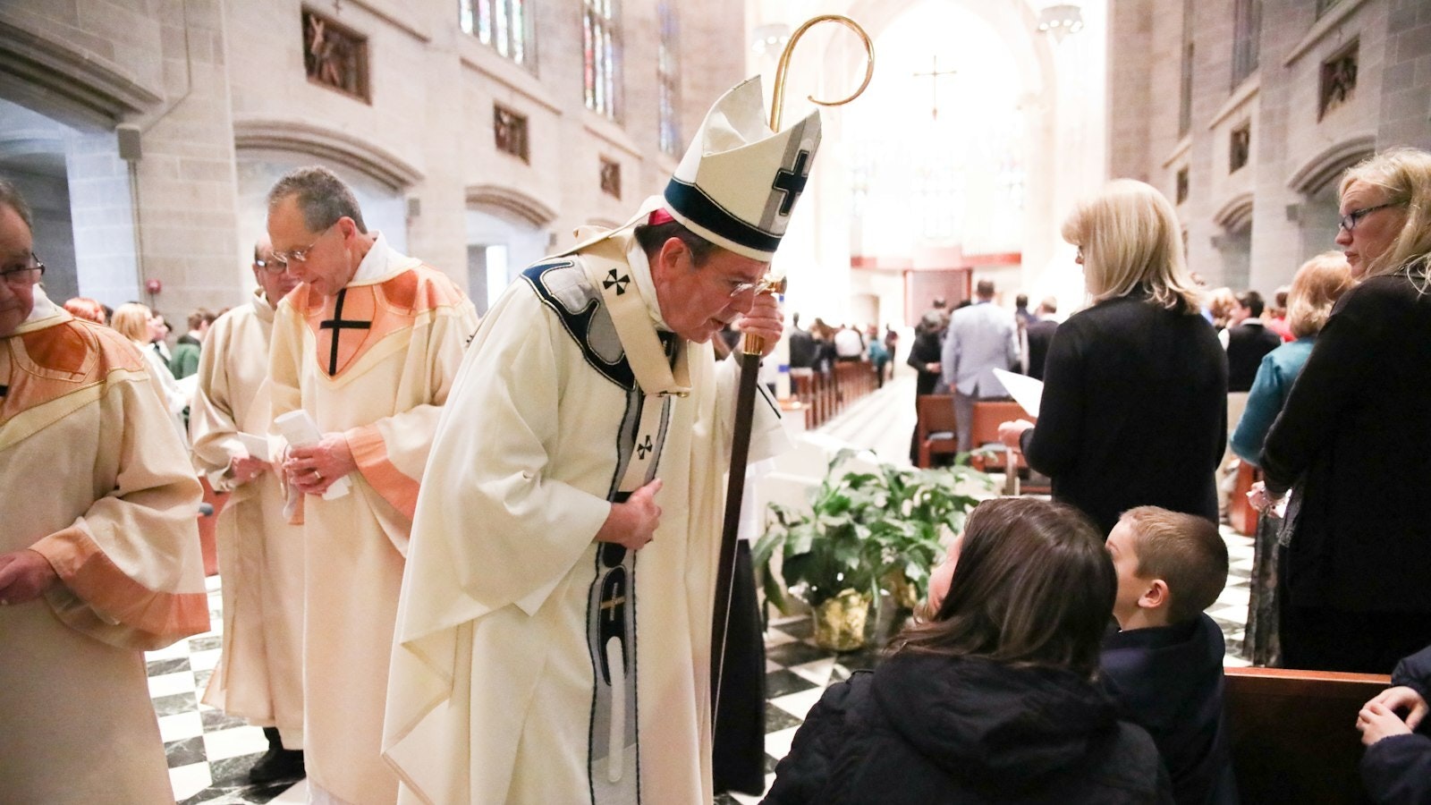 El 31 de enero de 2018 en la Cathedral of the Most Blessed Sacrament , el Arzobispo Vigneron se detiene para conversar con un joven estudiante durante la Catholic Schools Week Mass. (Naomi Vrazo | Foto de archivo de Detroit Catholic)