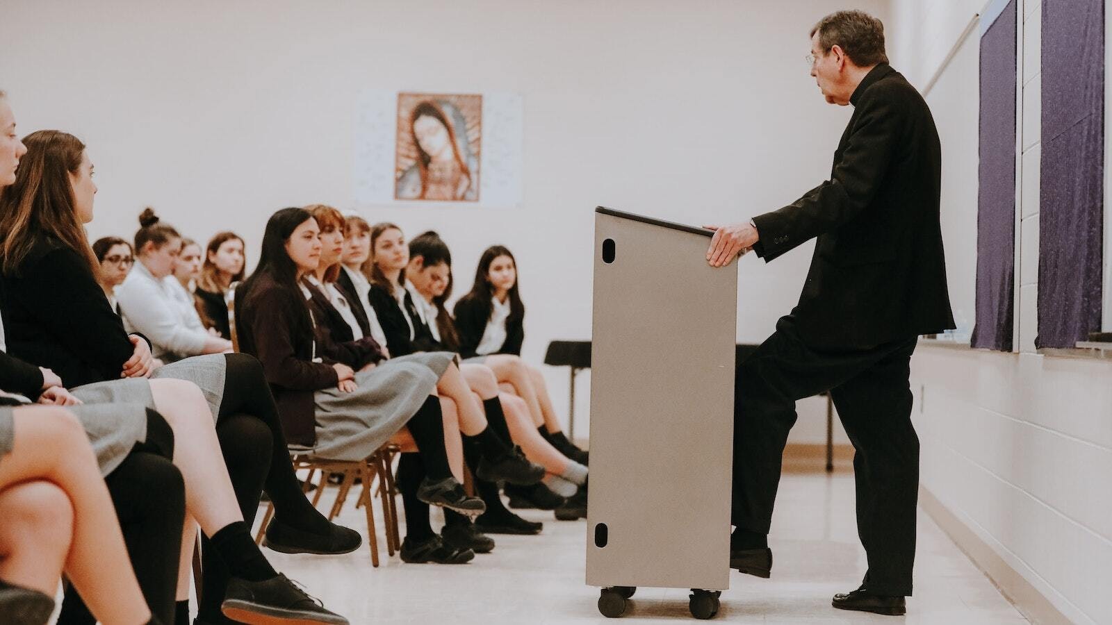 El Arzobispo Vigneron conversa con estudiantes de la St. Catherine of Siena High School en Wixom durante una visita a la escuela el 2 de abril de 2019. (Melissa Moon | Foto de archivo de Detroit Catholic)