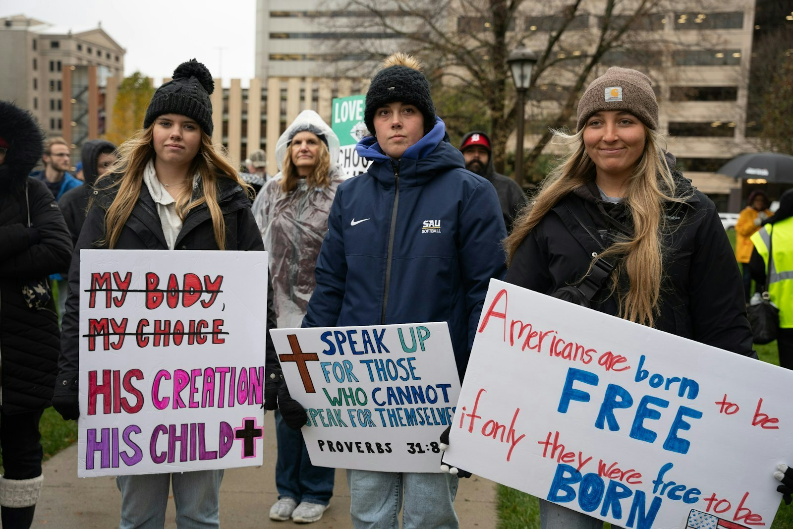 A pesar de la lluvia, estudiantes sostienen pancartas en favor de la vida frente al Capitolio en Lansing. La primera Marcha por la Vida de Michigan se llevó a cabo el 8 de noviembre, cuando se cumple un año de la aprobación de la Propuesta 3.