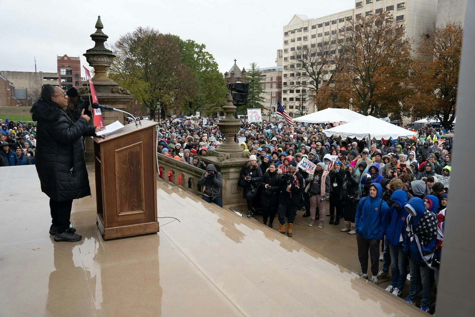 Varios oradores provida locales y nacionales se dirigieron a una multitud de miles de personas desde las escalinatas del Capitolio de Michigan.