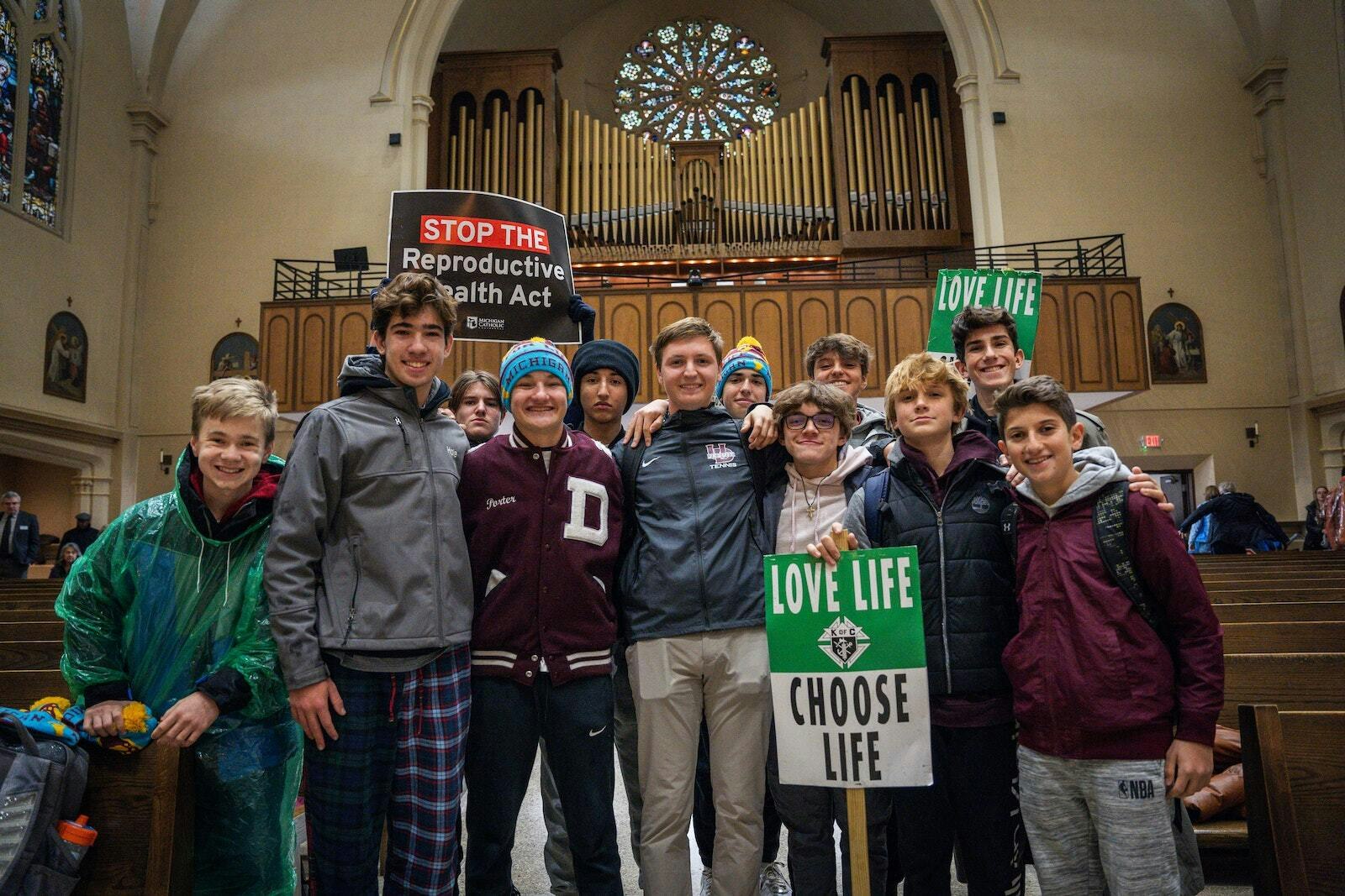 Alumnos del University of Detroit Jesuit High School posan para una foto después de la Misa por la Vida en la St. Mary's Cathedral en Lansing.
