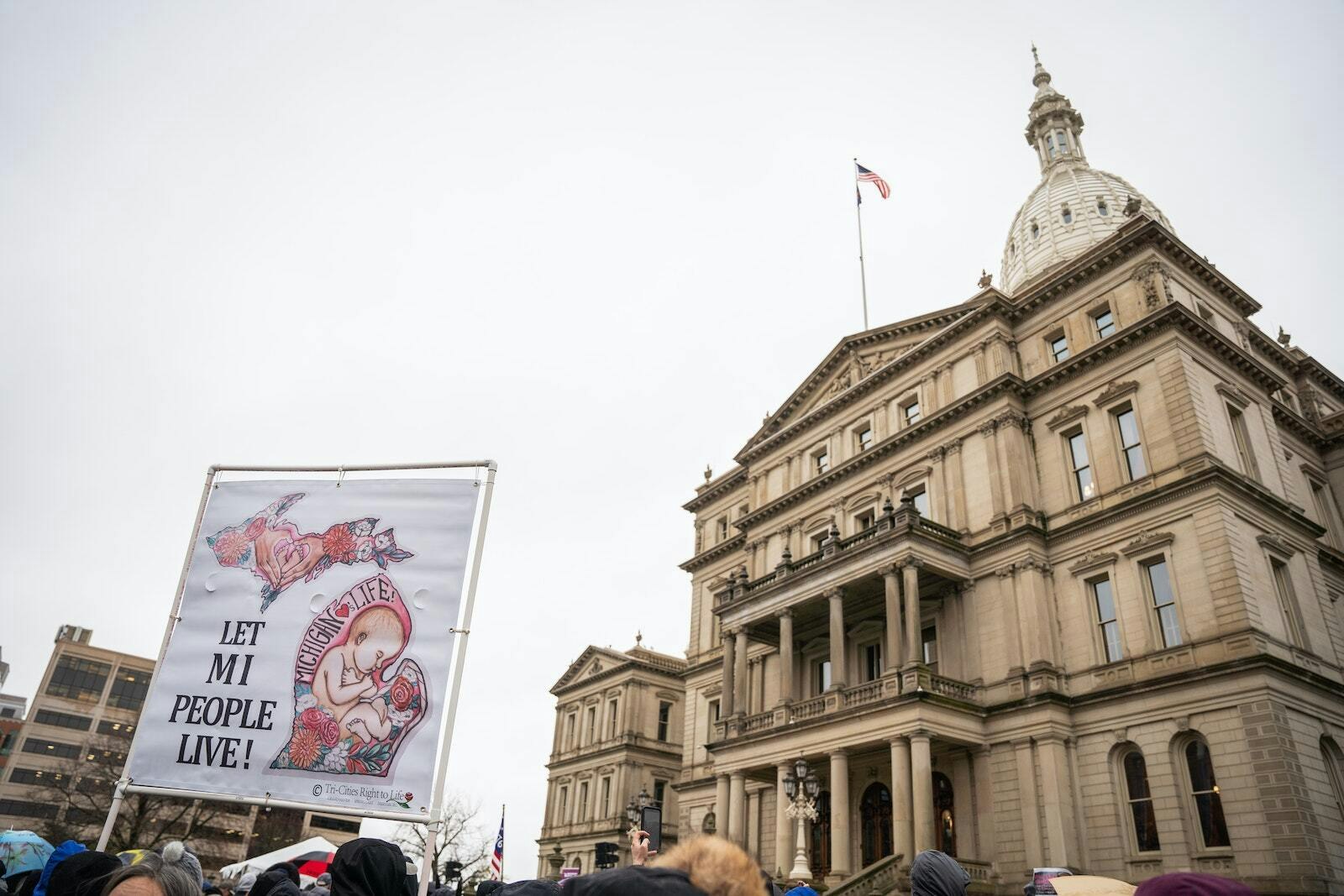 Defensores de la vida se reunieron desde todos los rincones del estado para hacer oír su voz, incluso mientras los legisladores de Michigan estudian nuevas leyes para desregular las clínicas abortistas, ampliar el acceso al aborto y eliminar las protecciones básicas para las mujeres.