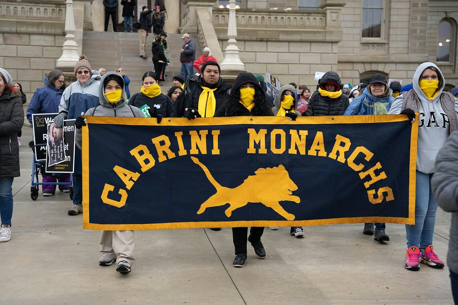 Treinta y cuatro alumnos del St. Frances Cabrini High School and Academy en Allen Park asistieron a la Marcha por la Vida de Michigan, un nuevo foco de atención para el movimiento provida a medida que la lucha por la vida se traslada a los estados tras la anulación de Roe vs. Wade en 2022.