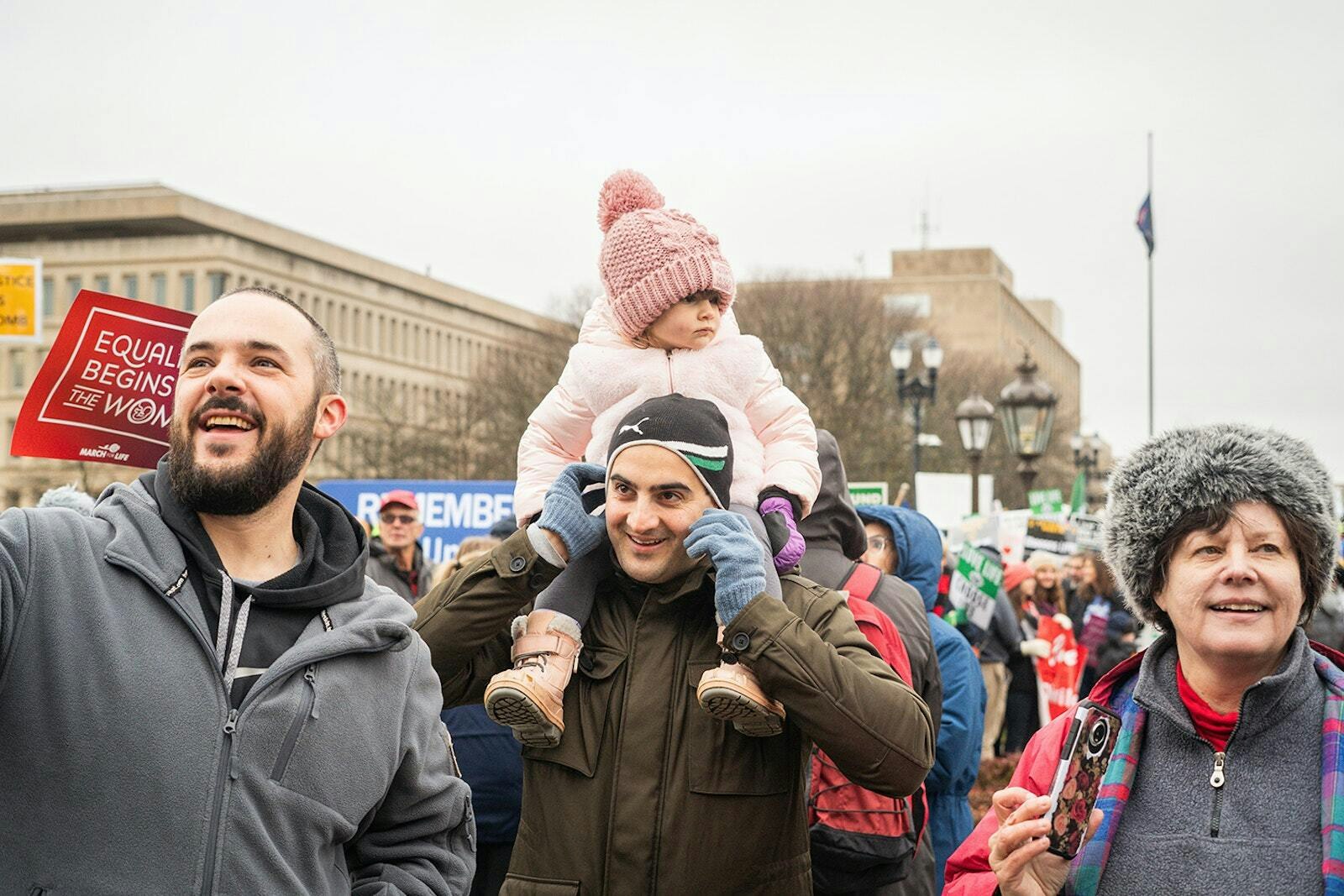 Familias de todo el estado hicieron oír su voz en la escalinata del Capitolio estatal, con oradores como Chuck Gaidica, antiguo presentador de WXYZ-TV (Canal 7), y Jeanne Mancini, directora de la Marcha por la Vida nacional de Washington, D.C.