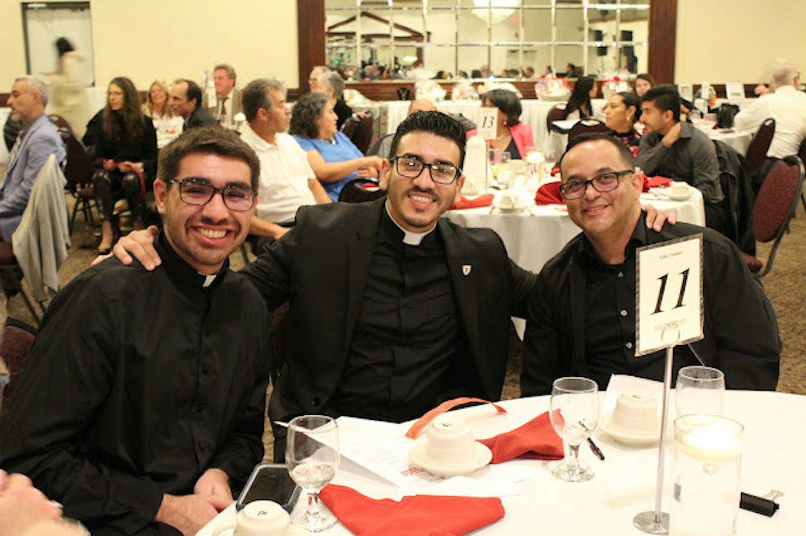 Según María Elena Granados, miembro del comité de planeación de Vida Preciosa, se invitan a muchos sacerdotes a la cena, y aunque muchos de ellos insisten en pagar su boleto para apoyar, hay otros que no pueden hacerlo. Por eso hay una mesa de donación para cubrir esos boletos. (Foto cortesía de María Teresa García)