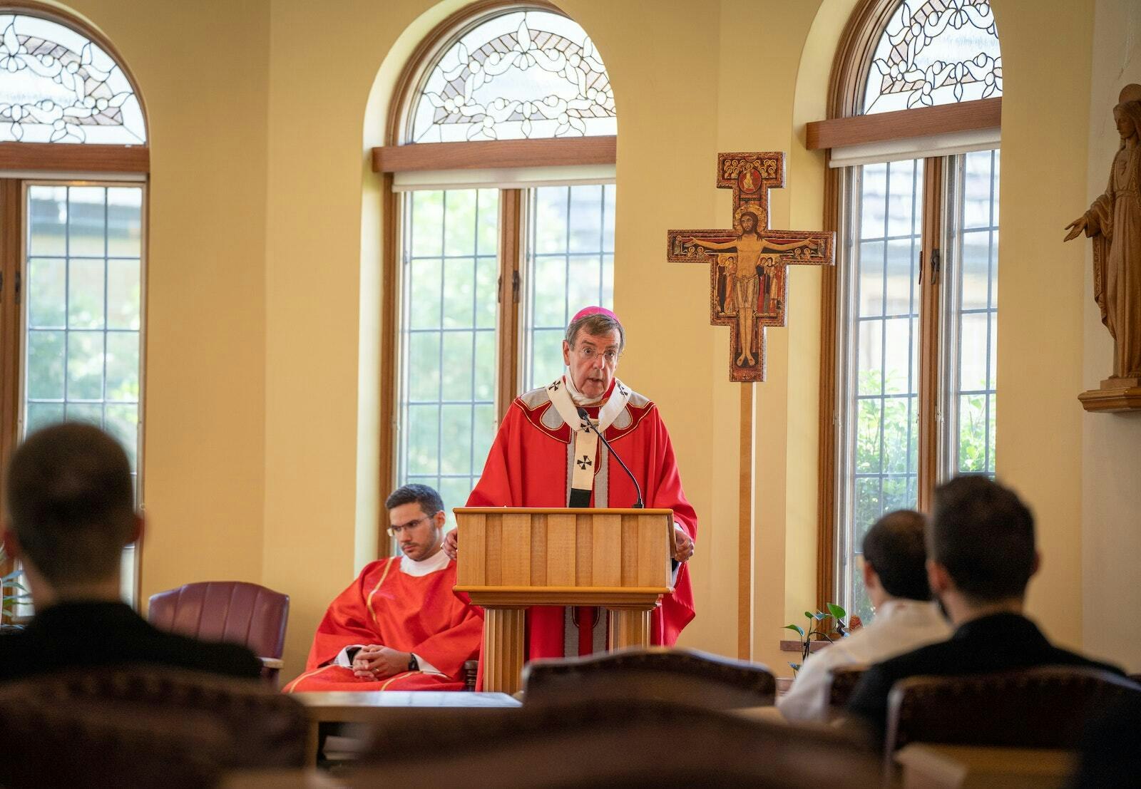 El Arzobispo Vigneron se une a los seminaristas del Sacred Heart Major Seminary en la Manresa Jesuit Retreat House en Bloomfield Hills para la Misa de Candidatura. El arzobispo dijo que reunirse con los seminaristas y meditar con ellos la palabra de Dios es uno de los momentos más destacados de su ministerio (Valaurian Waller | Detroit Catholic)