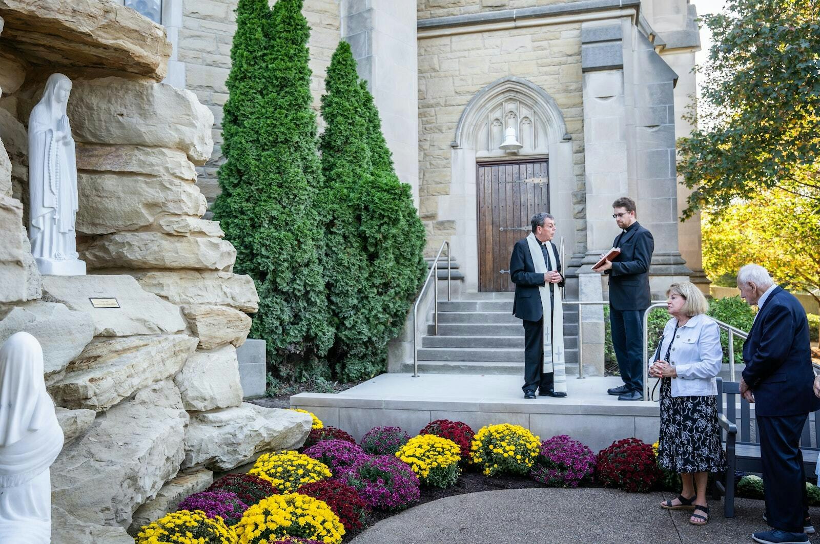 El Arzobispo Vigneron bendice una nueva gruta en honor a Nuestra Señora de Lourdes en la Cathedral of the Most Holy Sacrament el 3 de octubre de 2023. La gruta, que aún se encuentra en la fase final de construcción, es la culminación de una promesa que el arzobispo hizo durante las primeras etapas de la pandemia del COVID-19, en agradecimiento por la protección espiritual de la Santísima Virgen María a los enfermos y a los que sufren en la Arquidiócesis de Detroit (Valaurian Waller | Detroit Catholic)