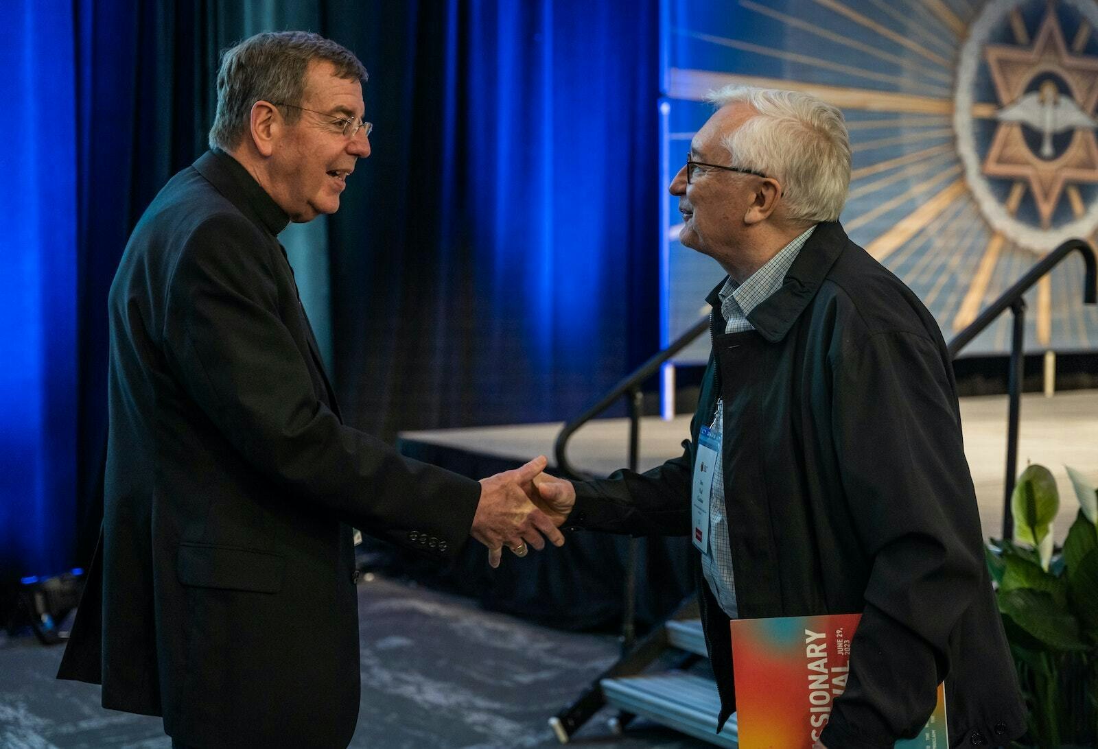 El Arzobispo Vigneron saluda al P. Paul Chateau de la "Our Mother of Perpetual Help Parish" en Oak Park durante la Asamblea de Renovación Misionera de la Arquidiócesis de Detroit que se realizó el 29 de junio de 2023 en el "Suburban Collection Showplace" en Novi (Valaurian Waller | Detroit Catholic)