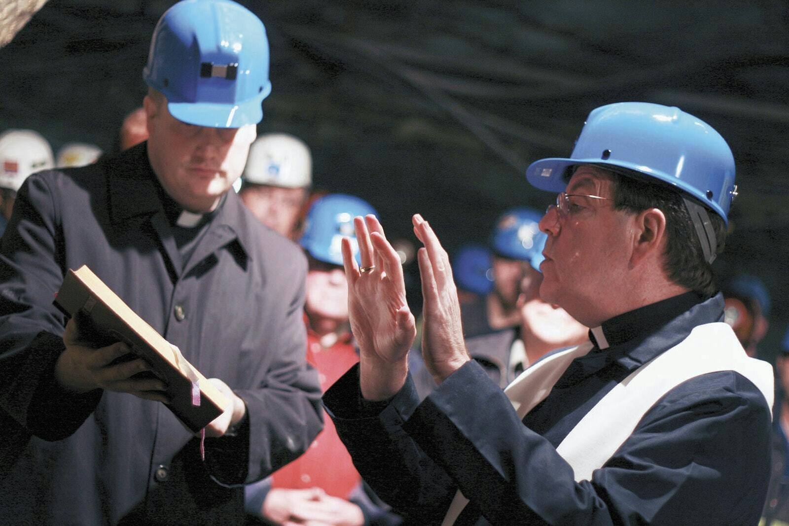 El Arzobispo Allen H. Vigneron bendice un santuario dedicado a Santa Bárbara en Detroit Salt Mine el 22 de octubre de 2009, con la asistencia del P. Charles Fox, entonces sacerdote-secretario del arzobispo (Jared Field | Foto de archivo de Detroit Catholic)