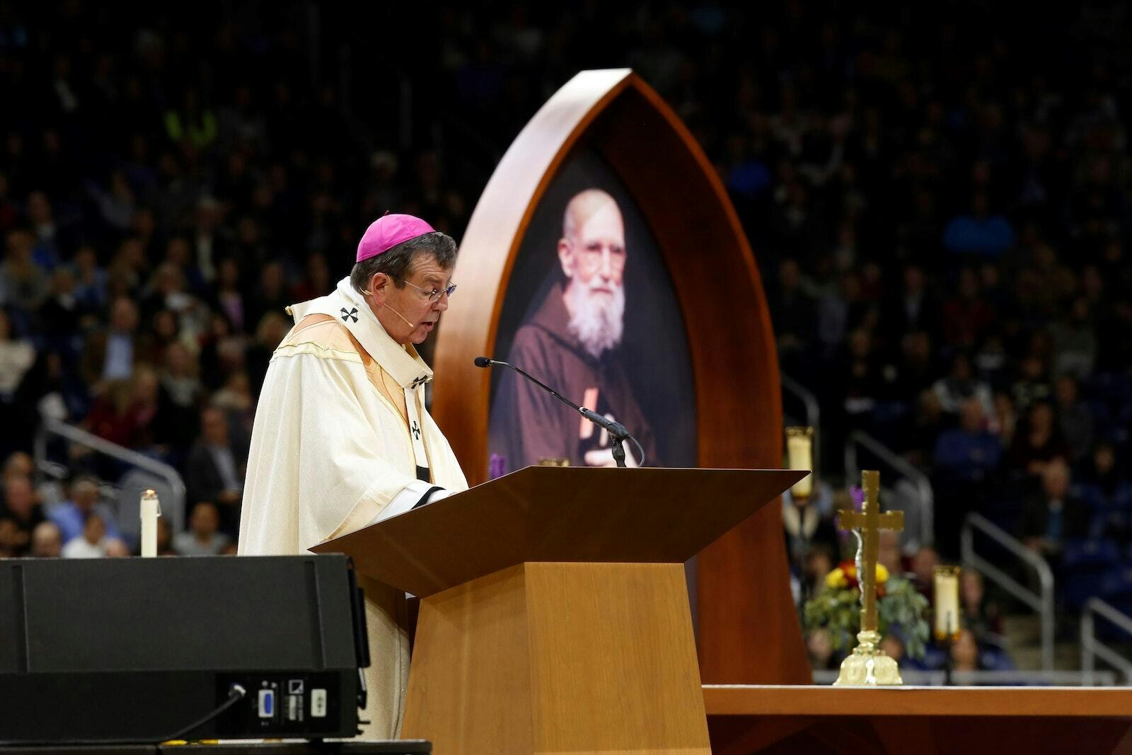 El Arzobispo Vigneron se dirige a las 65,000 personas presentes en la Misa de beatificación de Blessed Solanus Casey, el 18 de noviembre de 2017 en el Ford Field en Detroit. La Misa de beatificación tuvo lugar exactamente un año después de la apertura del Sínodo 16 de Detroit (Jeff Kowalsky | Foto de archivo de Detroit Catholic)