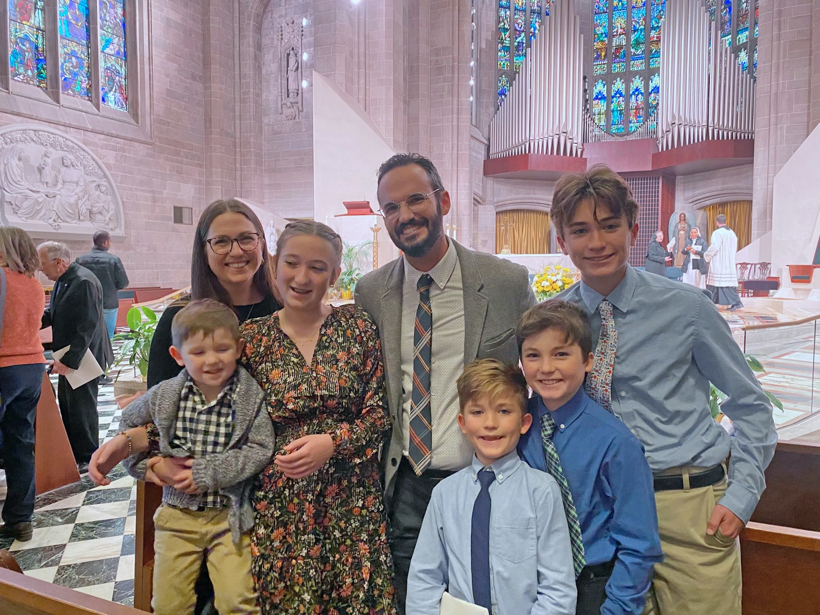 Giovanni Vitale with his wife, Lauren, and their children Louey, Giana, August, Leo and Zuke. The Vitale family welcomed Auxiliary Bishop Jeffrey Monforton on behalf of all families of the Archdiocese of Detroit. (Daniel Meloy | Detroit Catholic)