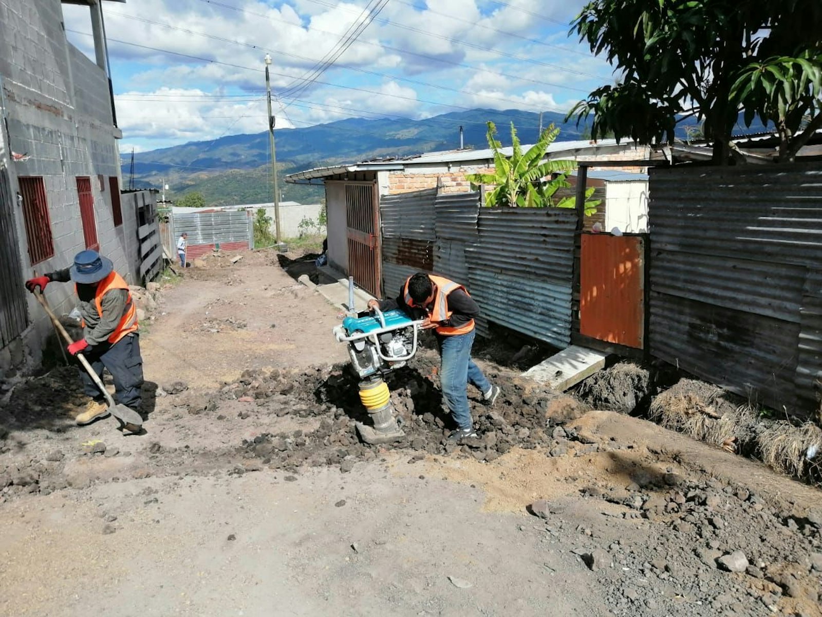 Quienes viven en condiciones precarias, conocidas como comunidades de vertederos de basura, se enfrentan a numerosos problemas de salud como resultado de la falta de agua potable.