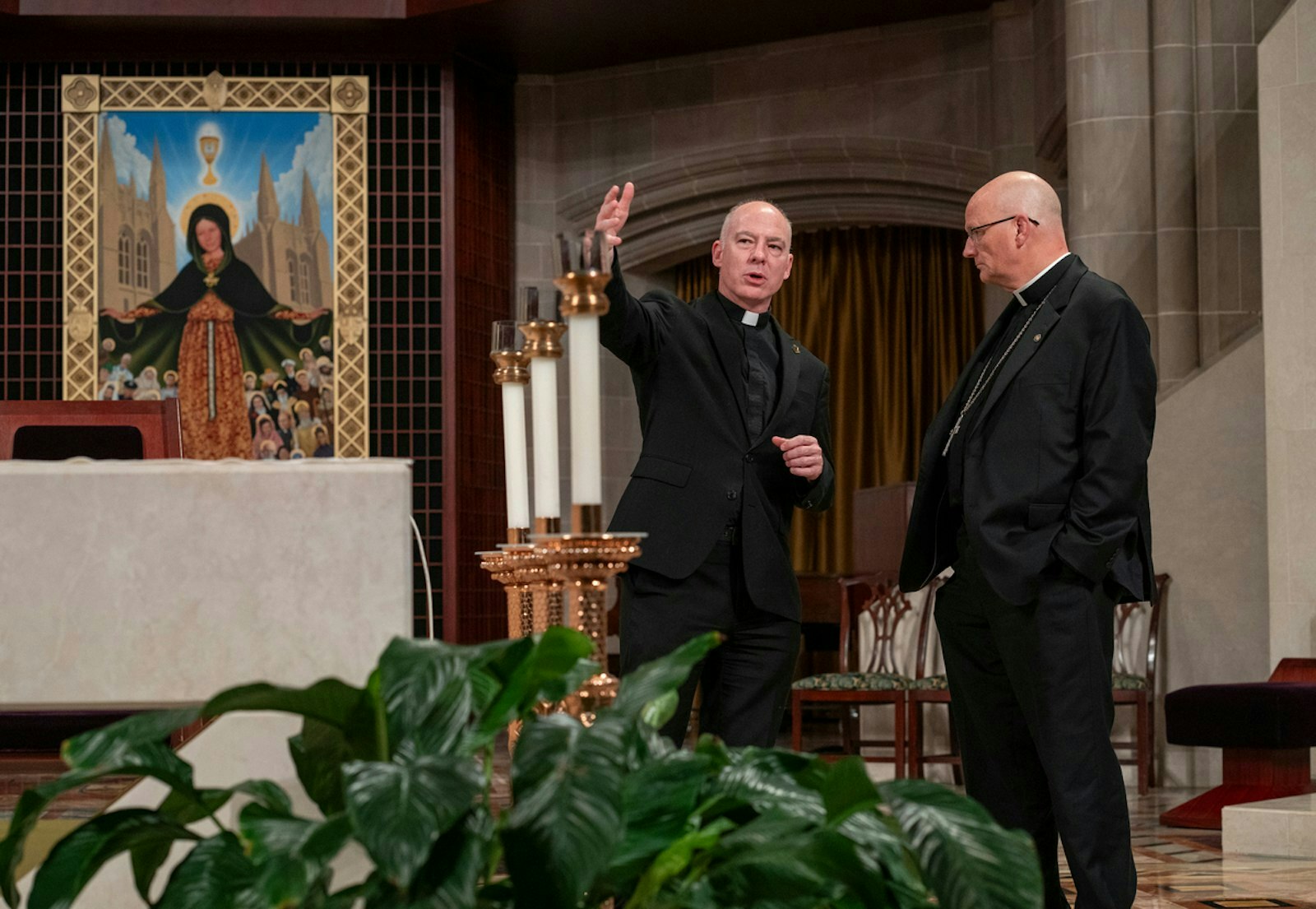 El P. J.J. Mech, rector de la catedral, conversa con el arzobispo designado Edward J. Weisenburger con el cuadro "María, Madre de la Iglesia de Detroit" de fondo. La obra, del artista local Christopher Darga, se encuentra en el santuario de la Cathedral of the Most Blessed Sacrament en Detroit. (Valaurian Waller | Detroit Catholic)