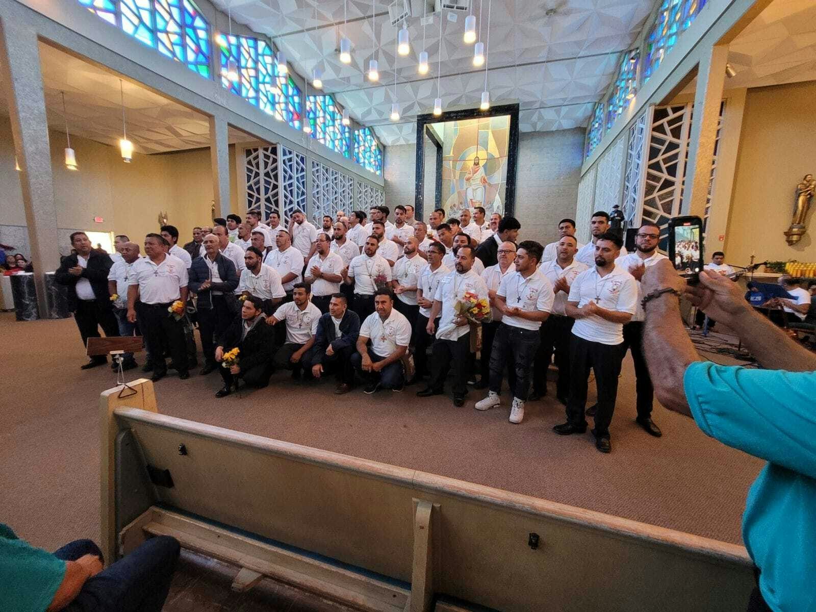 Clausura de un retiro de Emaús para hombres. Foto cortesía del equipo organizador para Detroit Catholic en Español.