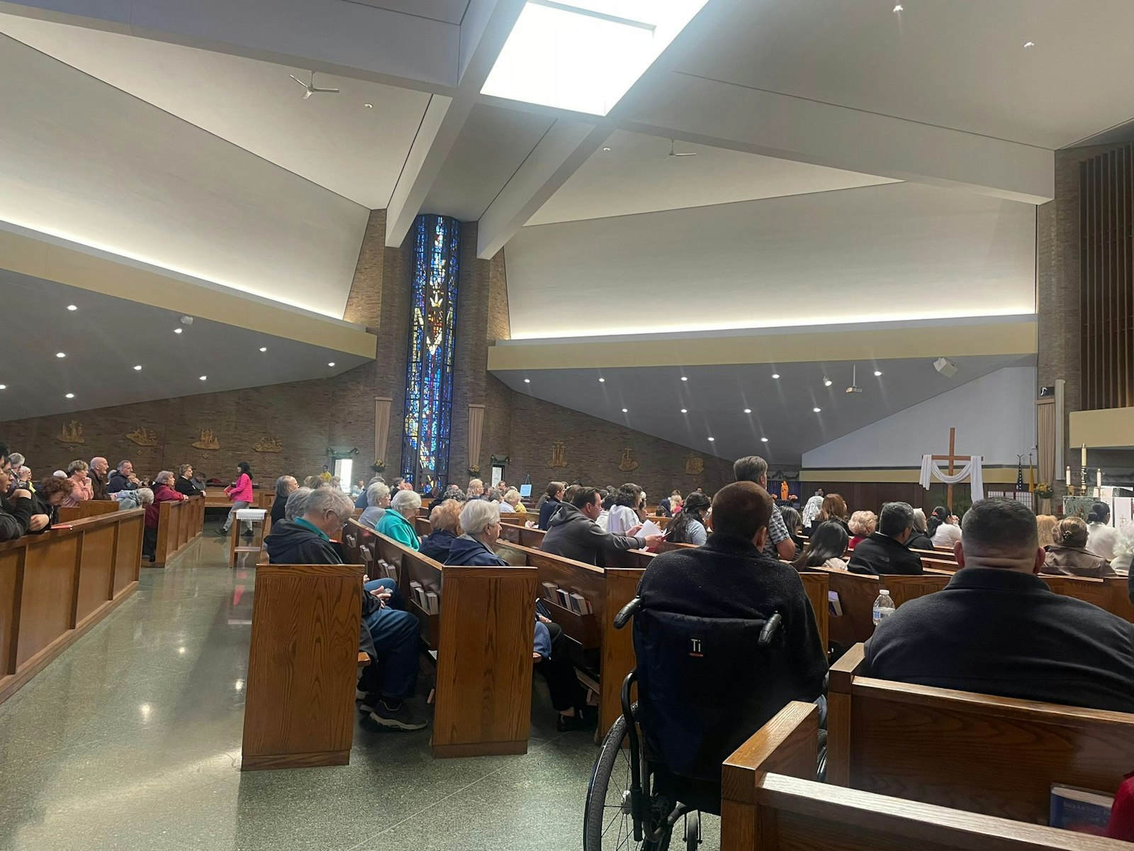 Los asistentes podrán disfrutar de música, tiempo de oración y adoración, comida, confesiones y una Misa presidida por el Obispo Arturo Cepeda, quien además brindará la charla en español.