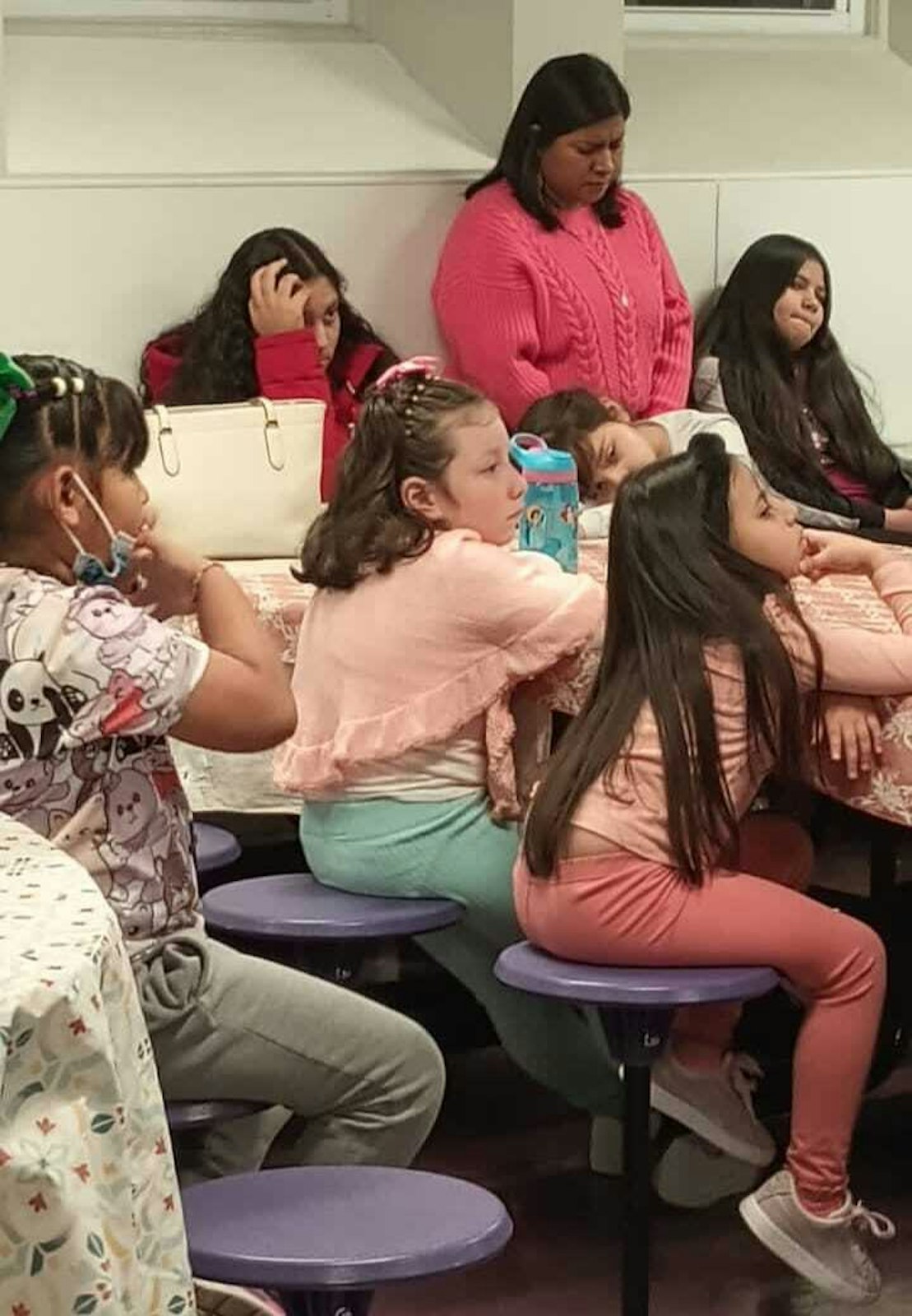 Para que los padres puedan asistir al curso, Revive ofrece Revivito, un programa paralelo que cuida a los niños y les brinda formación adaptada a su edad. (Foto cortesía de Marcela Solís)