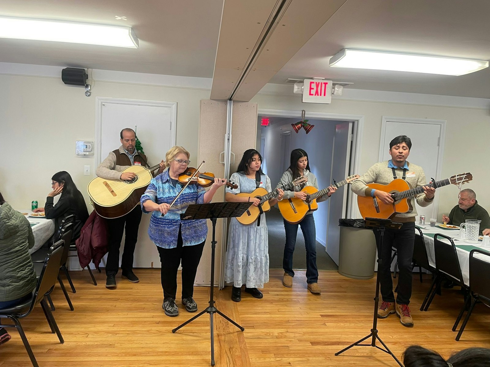 El grupo Amores Lingua, de la parroquia de San Clemente de Roma, dirigidos por Santos Álvarez, estuvo presente musicalizando el almuerzo y favoreciendo el ambiente de aprendizaje y fraternidad.