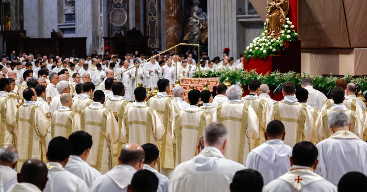 Let 'tears of repentance' flow, pope tells priests at chrism Mass