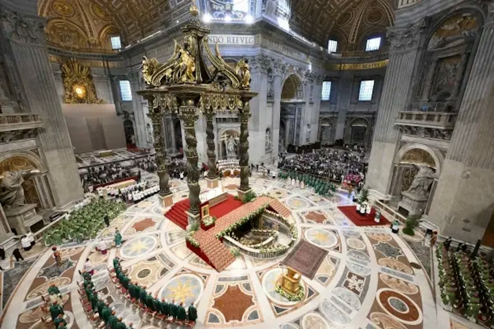 Más de 300 sacerdotes y obispos, 70 cardenales y nueve patriarcas concelebraron la Misa de clausura. Crédito: Vatican Media