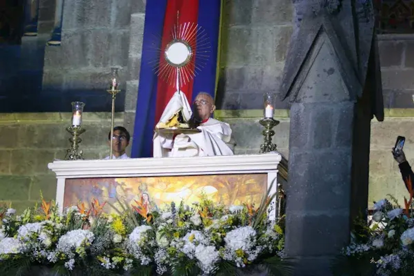 Cardenal Baltazar Porras, Legado Pontificio del Congreso Eucarístico Internacional otorgando la bendición final con el Santísimo Sacramento. Crédito: Eduardo Berdejo – EWTN News