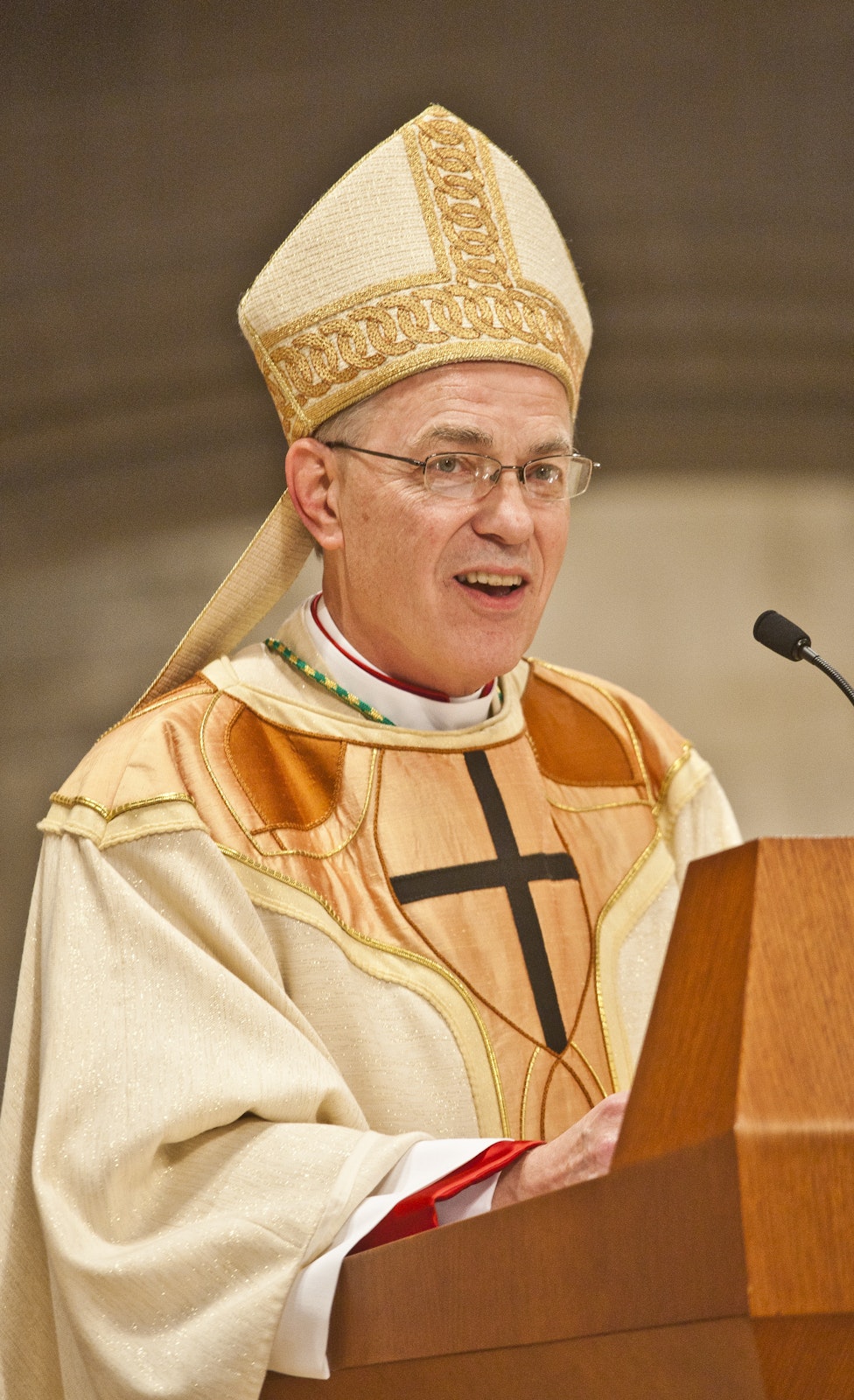 El obispo Hanchon habla durante su misa de ordenación episcopal el 5 de mayo de 2011, en la Catedral Most Blessed Sacrament cuando fue ordenado junto con (en ese momento) sus compañeros obispos auxiliares Arturo Cepeda y (ahora el arzobispo) Michael J. Byrnes. (Larry A. Peplin | Especial para The Michigan Catholic)