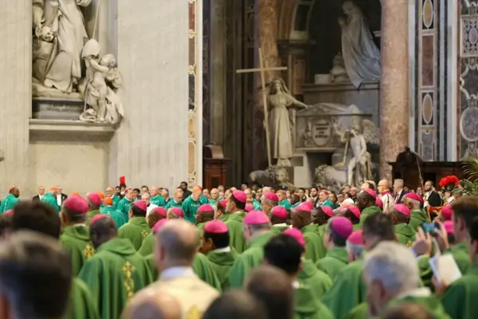 Los obispos llenan la Basílica de San Pedro en el Vaticano para la Misa de clausura del Sínodo de la Sinodalidad el 27 de octubre de 2024. Crédito: Julia Cassell / EWTN News