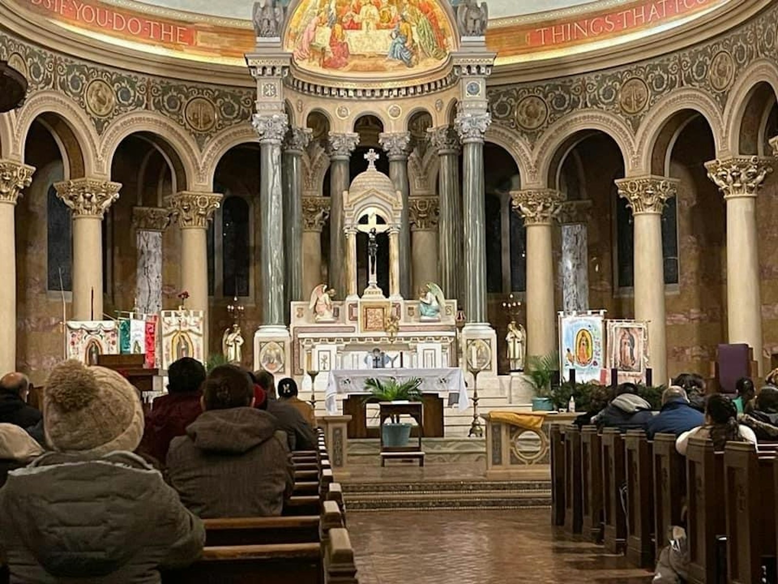 Feligreses rezan a Nuestra Señora de Guadalupe durante una hora santa. | Foto cortesía de Gabriela Sakmar