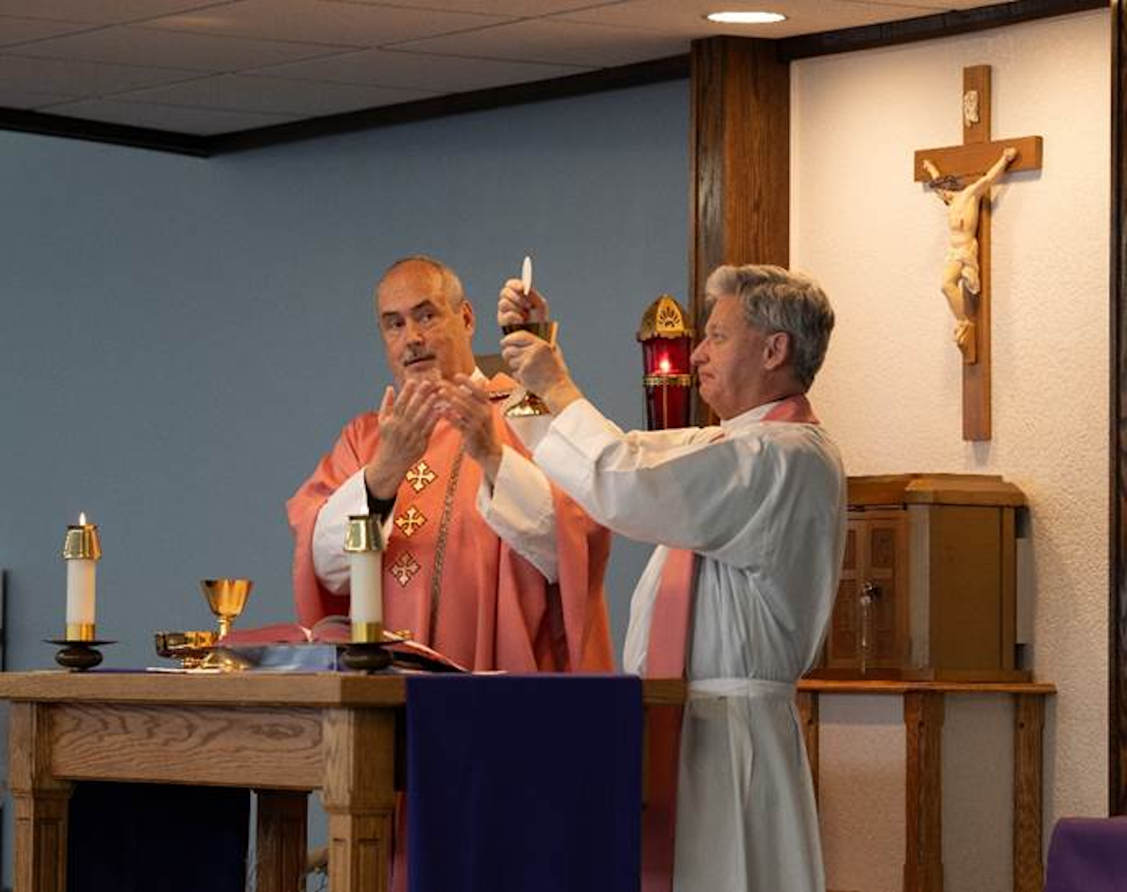 El P. Michael Depcik (izquierda) y el P. Ken McKenna (derecha) celebran Misa en la St. Valentine’s School Chapel en Redford, Michigan (Foto por Valaurian Waller)