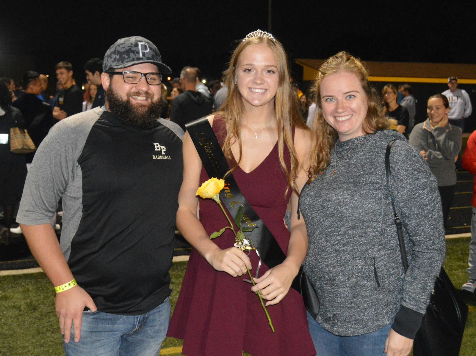 Melanie Moore, de la clase de 2022, está flanqueada por su prima, Jessica Ortisi, de la clase de 2009, y el esposo de Jessica, Joe Ortisi, de la clase de 2009, todos ellos graduados de la Bishop Foley Catholic High School.