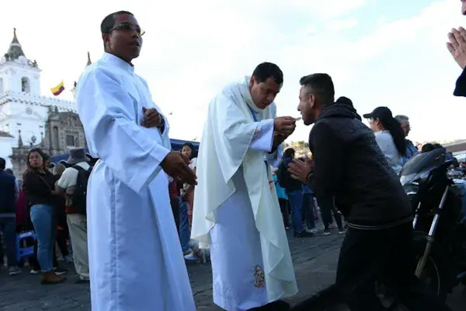 Fieles recibiendo la comunión. Crédito: Eduardo Berdejo – EWTN News