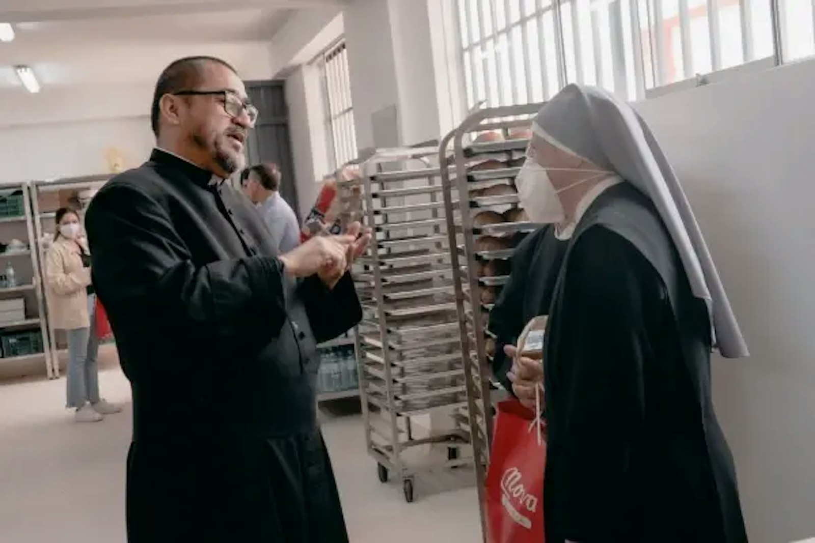 P. Omar en las instalaciones de la panadería Belén. Crédito: Asociación de las Bienaventuranzas