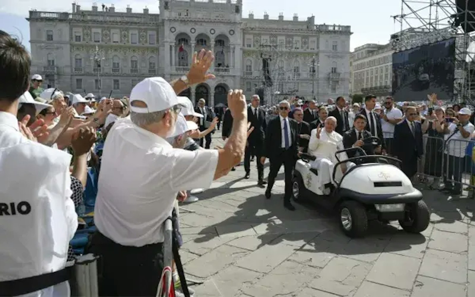 El Papa Francisco se moviliza entre el centro de conferencias y la plaza Unità d'Italia en Trieste (Italia), con un carrito de golf, durante su visita pastoral, este 7 de julio. En Trieste, el Papa se dirigió a cerca de 1.200 participantes en un evento católico sobre la democracia para la Semana Social de los Católicos. Crédito: Vatican Media.