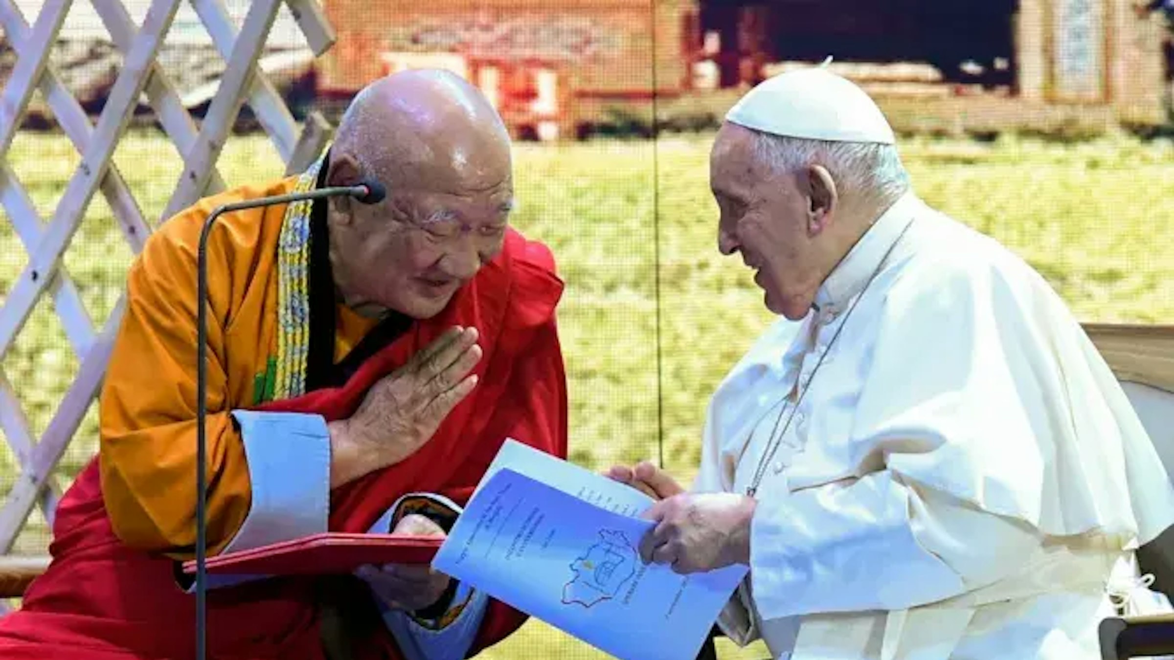 Francisco  durante el encuentro ecuménico e interreligioso en el Teatro Hun, en Mongolia