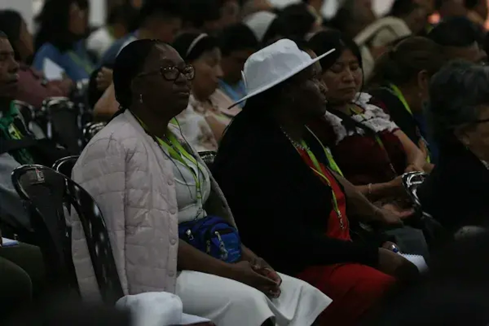 Asistente de la conferencia “El Sagrado Corazón de Jesús, exigencia de fraternidad”. Crédito: Eduardo Berdejo - EWTN News