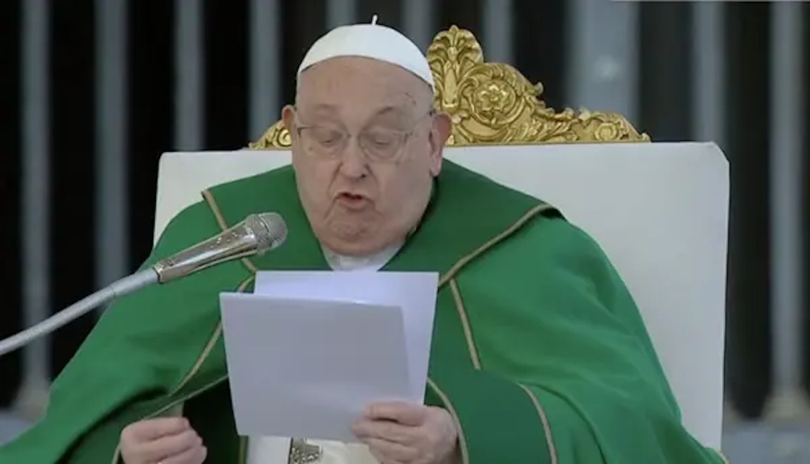 El Papa Francisco quiso leer la primera parte de la homilía pero tuvo que interrumpir su lectura. Crédito: captura de vídeo/ Vatican Media