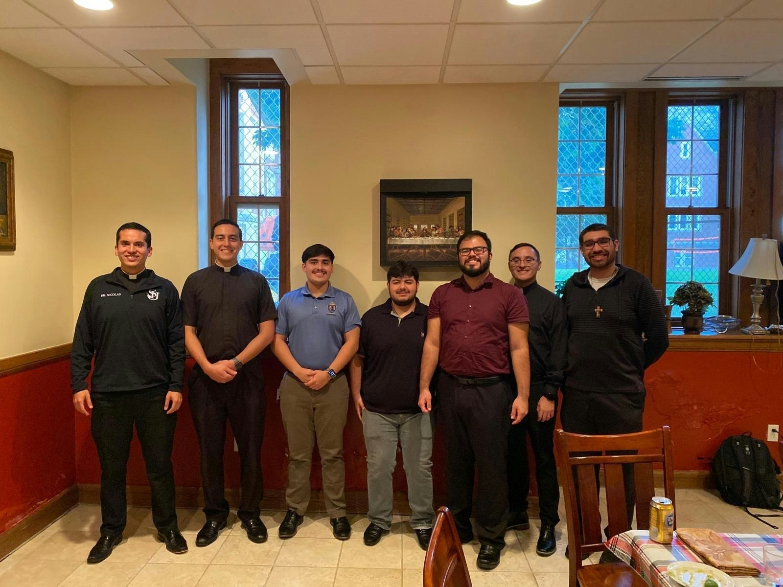 De izquierda a derecha: Hermano Nicolas y Hermano Adrian (peruanos de la comunidad Pro Ecclesia Sancta), Bryan Garcia, Alfredo Castro, Christian Pulido, Diácono Ivan Alatorre y el seminarista Lisandro Barba posan para una foto.