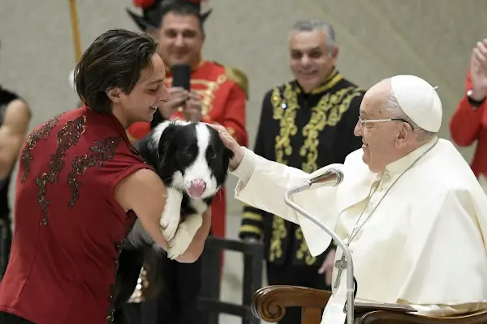 El Papa acaricia a un perro durante el spectáculo de circo en la Audiencia General. Crédito: Vatican Media