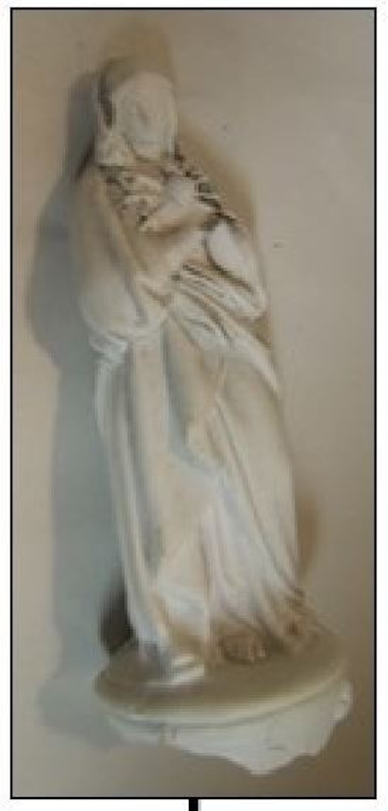 Una estatua de alabastro de 9 pulgadas de Nuestra Señora de los Dolores que fue descubierta por una niña en el lago St. Clair en 1962. El descubrimiento de la estatua fue una pista clave para determinar la ubicación de St. Felicity. (Cortesía del condado de Macomb)